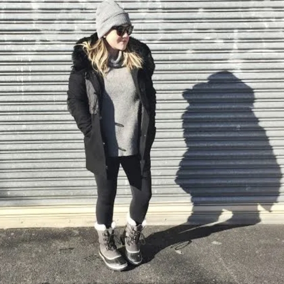 SOREL lace up waterproof Out n About gray boots excellent condition made well EC - Picture 1 of 15